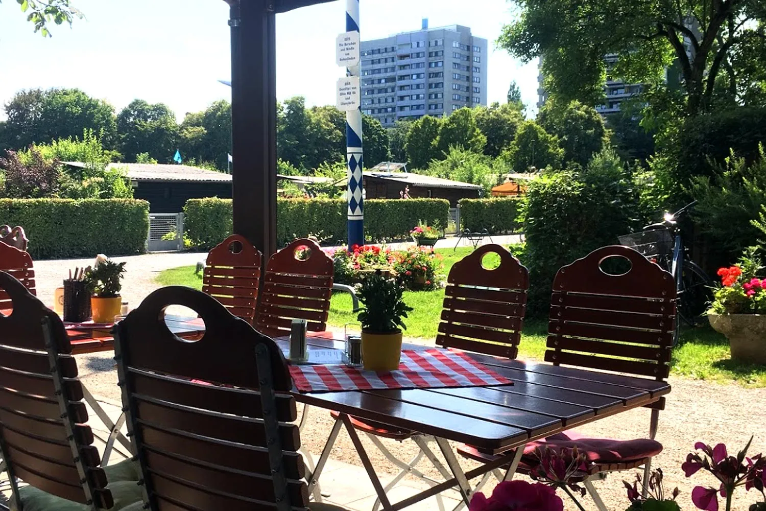 Stühle im Biergarten